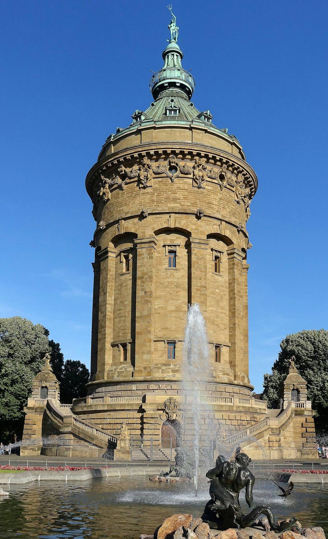 Mannheimer Wasserturm vor blauem Himmel